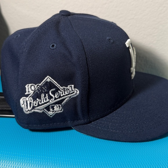 Navy Blue and Cream Los Angeles Dodgers 59Fifty Fitted Cap Size 7 3/8 - Picture 2 of 6